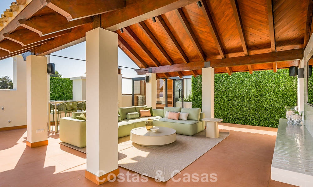 Ático reformado con vistas al mar en venta en primera línea de playa en la Nueva Milla de Oro, entre Marbella y Estepona 785273