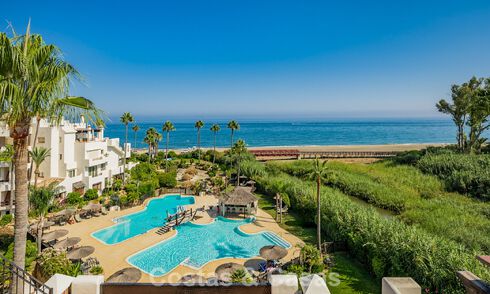 Ático reformado con vistas al mar en venta en primera línea de playa en la Nueva Milla de Oro, entre Marbella y Estepona 785274