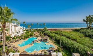 Ático reformado con vistas al mar en venta en primera línea de playa en la Nueva Milla de Oro, entre Marbella y Estepona 785274 