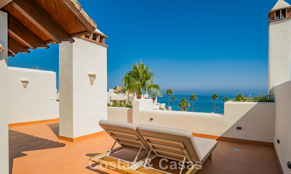 Ático reformado con vistas al mar en venta en primera línea de playa en la Nueva Milla de Oro, entre Marbella y Estepona 785275