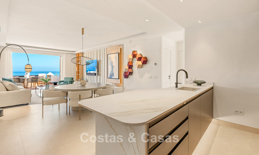 Ático reformado con vistas al mar en venta en primera línea de playa en la Nueva Milla de Oro, entre Marbella y Estepona 785280