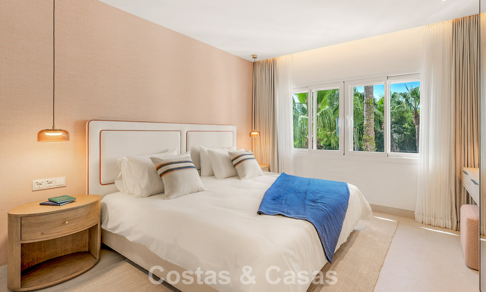 Ático reformado con vistas al mar en venta en primera línea de playa en la Nueva Milla de Oro, entre Marbella y Estepona 785282