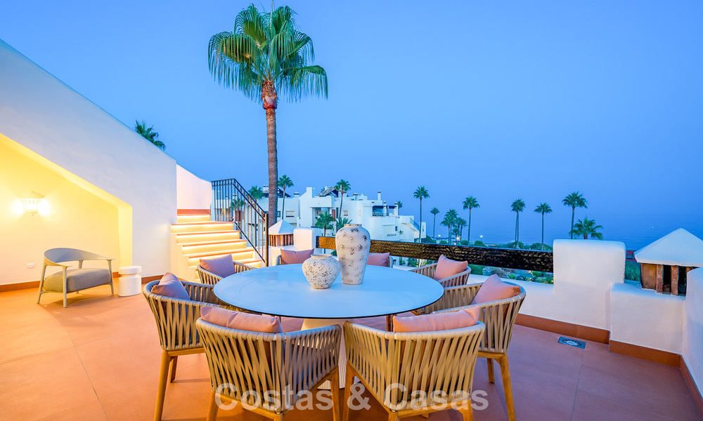 Ático reformado con vistas al mar en venta en primera línea de playa en la Nueva Milla de Oro, entre Marbella y Estepona 785285