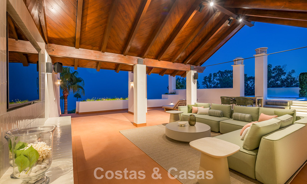 Ático reformado con vistas al mar en venta en primera línea de playa en la Nueva Milla de Oro, entre Marbella y Estepona 785287