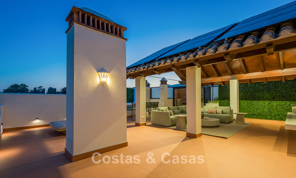 Ático reformado con vistas al mar en venta en primera línea de playa en la Nueva Milla de Oro, entre Marbella y Estepona 785288