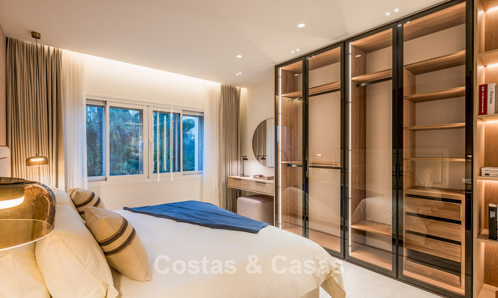 Ático reformado con vistas al mar en venta en primera línea de playa en la Nueva Milla de Oro, entre Marbella y Estepona 785290