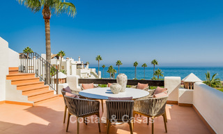 Ático reformado con vistas al mar en venta en primera línea de playa en la Nueva Milla de Oro, entre Marbella y Estepona 785292 