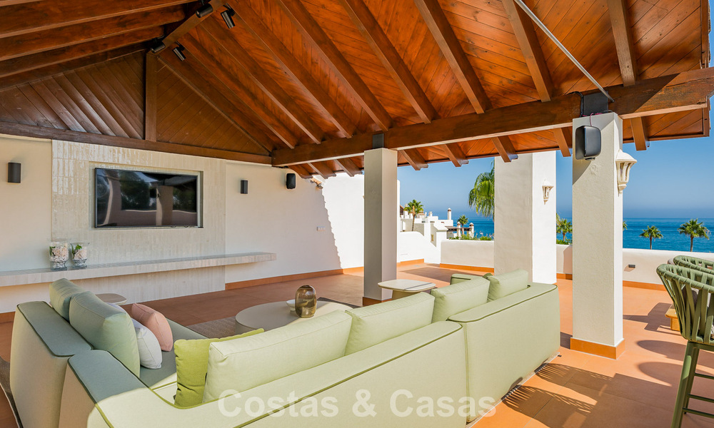 Ático reformado con vistas al mar en venta en primera línea de playa en la Nueva Milla de Oro, entre Marbella y Estepona 785295
