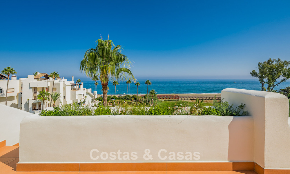 Ático reformado con vistas al mar en venta en primera línea de playa en la Nueva Milla de Oro, entre Marbella y Estepona 785296