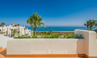 Ático reformado con vistas al mar en venta en primera línea de playa en la Nueva Milla de Oro, entre Marbella y Estepona 785296 
