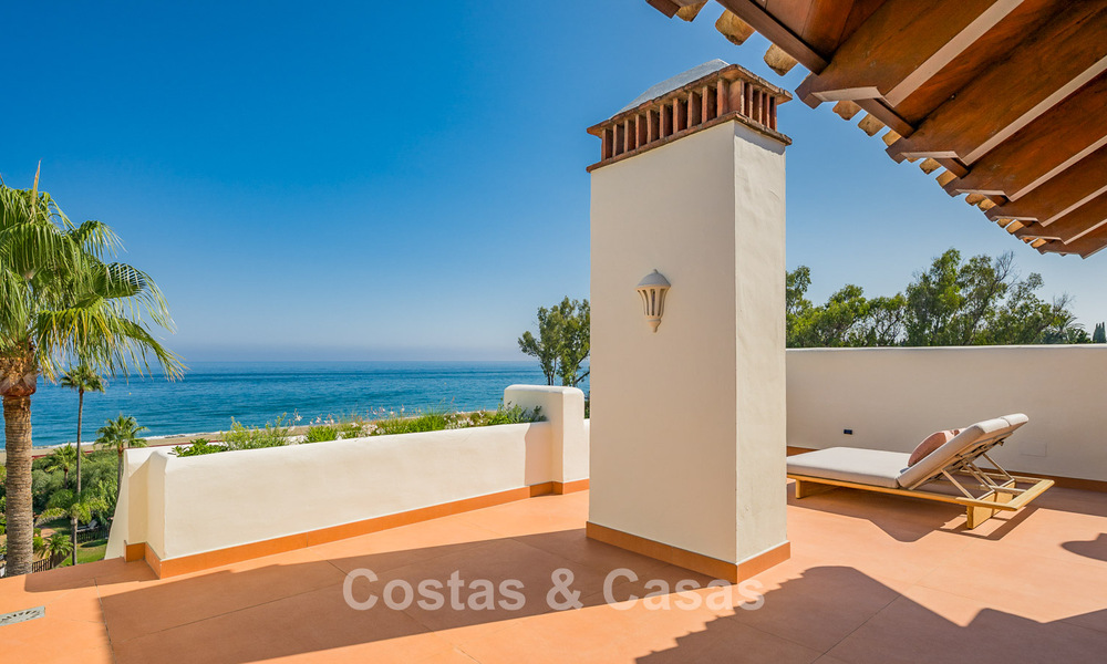 Ático reformado con vistas al mar en venta en primera línea de playa en la Nueva Milla de Oro, entre Marbella y Estepona 785297