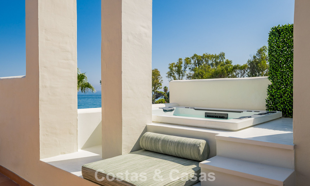 Ático reformado con vistas al mar en venta en primera línea de playa en la Nueva Milla de Oro, entre Marbella y Estepona 785298