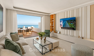 Ático reformado con vistas al mar en venta en primera línea de playa en la Nueva Milla de Oro, entre Marbella y Estepona 785299 