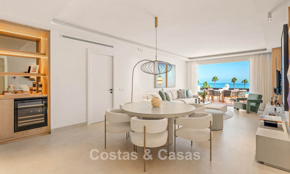 Ático reformado con vistas al mar en venta en primera línea de playa en la Nueva Milla de Oro, entre Marbella y Estepona 785303