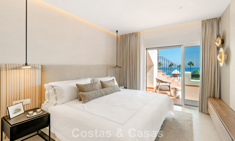 Ático reformado con vistas al mar en venta en primera línea de playa en la Nueva Milla de Oro, entre Marbella y Estepona 785306