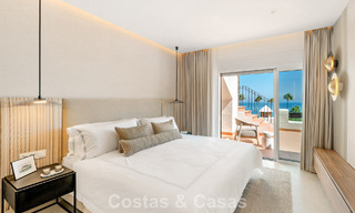 Ático reformado con vistas al mar en venta en primera línea de playa en la Nueva Milla de Oro, entre Marbella y Estepona 785306 