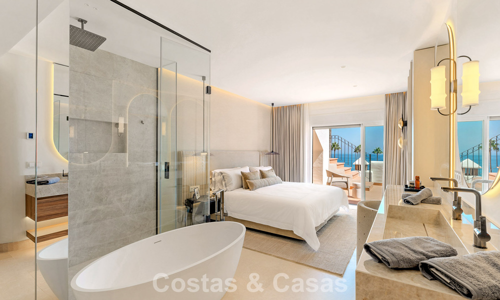 Ático reformado con vistas al mar en venta en primera línea de playa en la Nueva Milla de Oro, entre Marbella y Estepona 785307