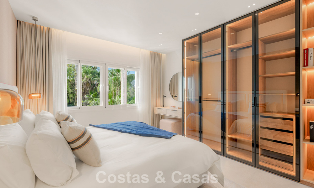 Ático reformado con vistas al mar en venta en primera línea de playa en la Nueva Milla de Oro, entre Marbella y Estepona 785309