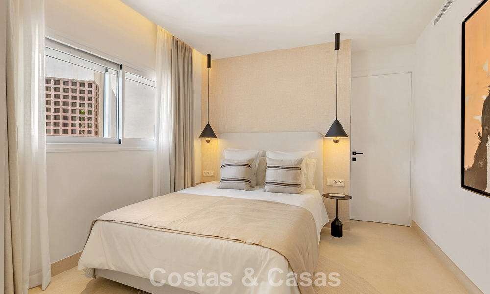 Ático reformado con vistas al mar en venta en primera línea de playa en la Nueva Milla de Oro, entre Marbella y Estepona 785311