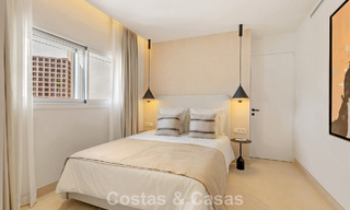Ático reformado con vistas al mar en venta en primera línea de playa en la Nueva Milla de Oro, entre Marbella y Estepona 785311 