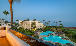 Ático reformado con vistas al mar en venta en primera línea de playa en la Nueva Milla de Oro, entre Marbella y Estepona 785312 