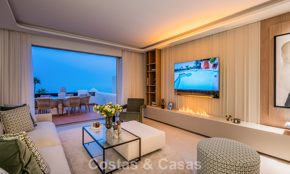 Ático reformado con vistas al mar en venta en primera línea de playa en la Nueva Milla de Oro, entre Marbella y Estepona 785313