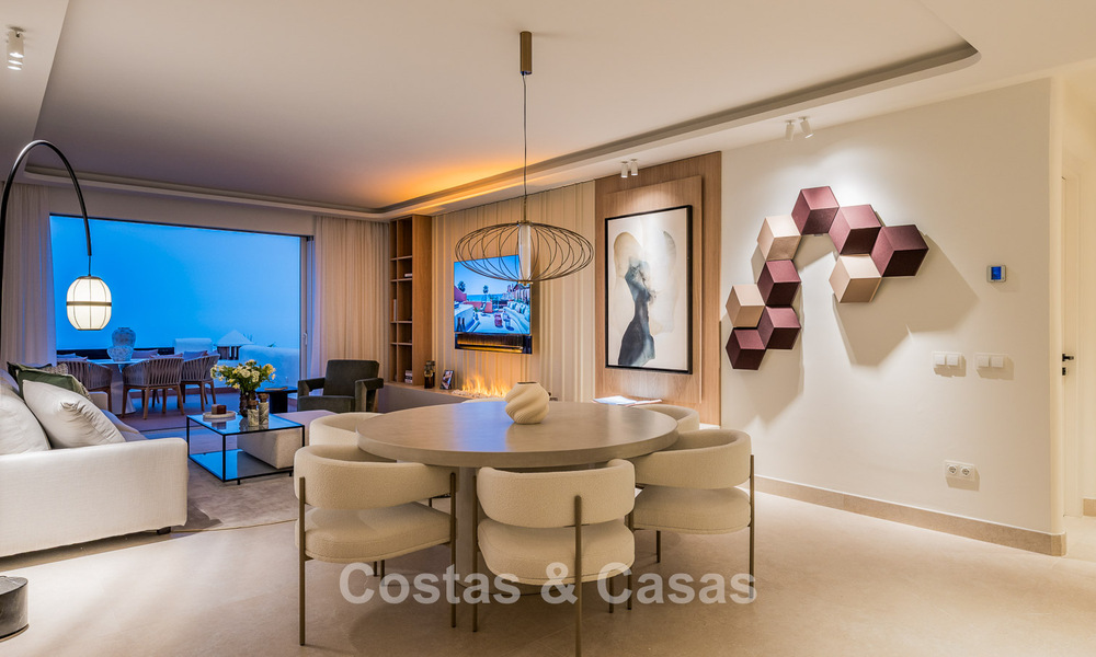 Ático reformado con vistas al mar en venta en primera línea de playa en la Nueva Milla de Oro, entre Marbella y Estepona 785314