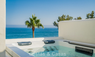 Ático reformado con vistas al mar en venta en primera línea de playa en la Nueva Milla de Oro, entre Marbella y Estepona 785318 