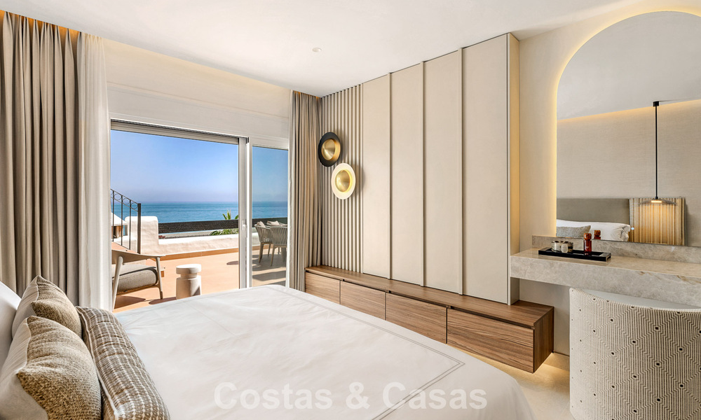 Ático reformado con vistas al mar en venta en primera línea de playa en la Nueva Milla de Oro, entre Marbella y Estepona 785319