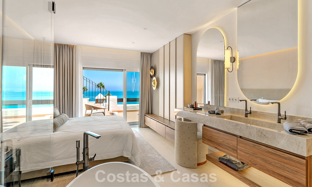 Ático reformado con vistas al mar en venta en primera línea de playa en la Nueva Milla de Oro, entre Marbella y Estepona 785320