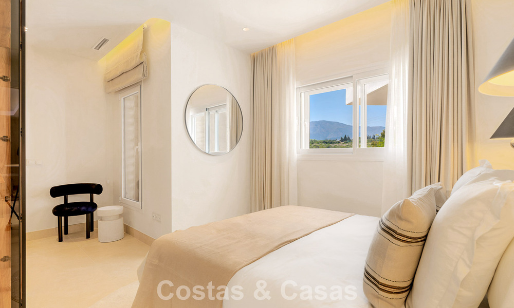 Ático reformado con vistas al mar en venta en primera línea de playa en la Nueva Milla de Oro, entre Marbella y Estepona 785322