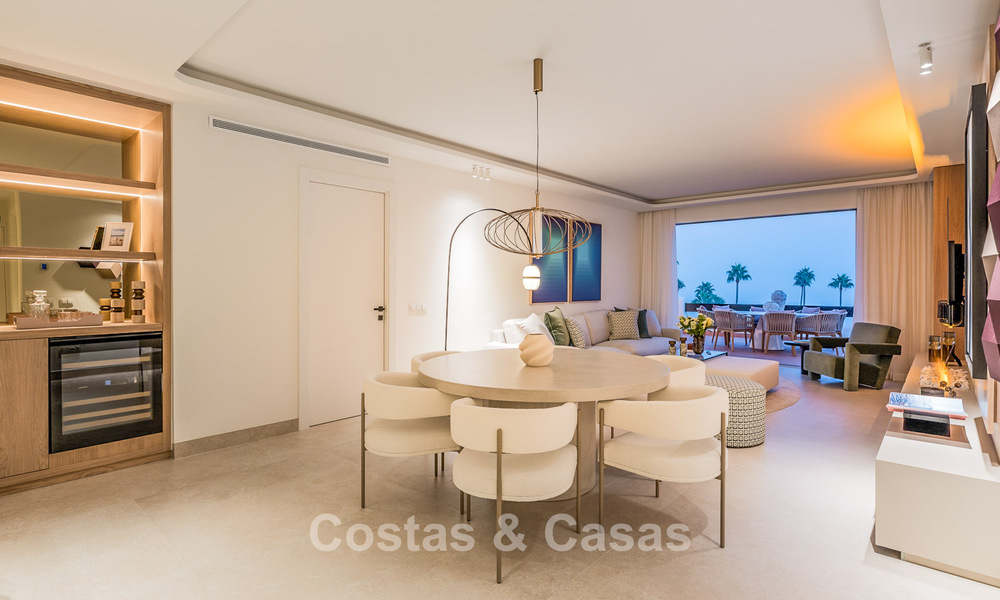 Ático reformado con vistas al mar en venta en primera línea de playa en la Nueva Milla de Oro, entre Marbella y Estepona 785324