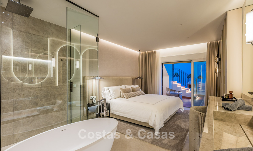 Ático reformado con vistas al mar en venta en primera línea de playa en la Nueva Milla de Oro, entre Marbella y Estepona 785325
