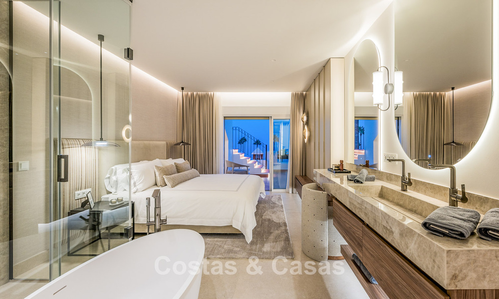 Ático reformado con vistas al mar en venta en primera línea de playa en la Nueva Milla de Oro, entre Marbella y Estepona 785326