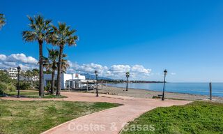 Ático reformado con vistas al mar en venta en primera línea de playa en la Nueva Milla de Oro, entre Marbella y Estepona 795115 