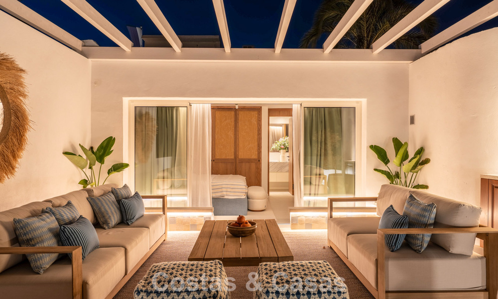 Lujosa propiedad en primera línea de playa con vistas al mar en venta, en la playa de la prestigiosa Milla de Oro de Marbella 785327