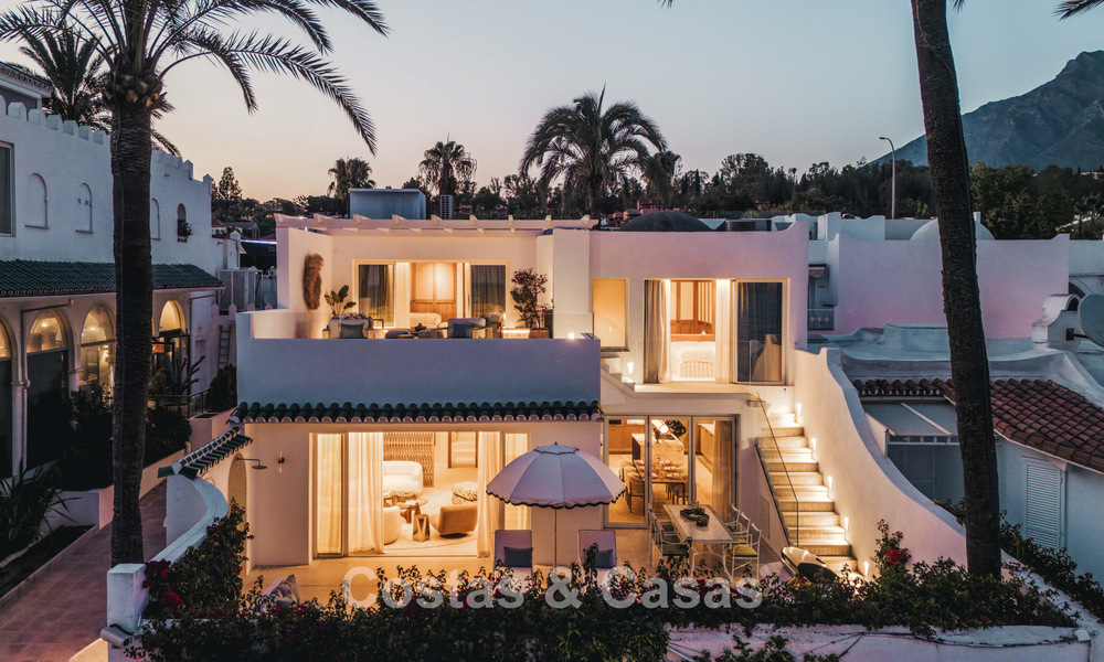 Lujosa propiedad en primera línea de playa con vistas al mar en venta, en la playa de la prestigiosa Milla de Oro de Marbella 785328