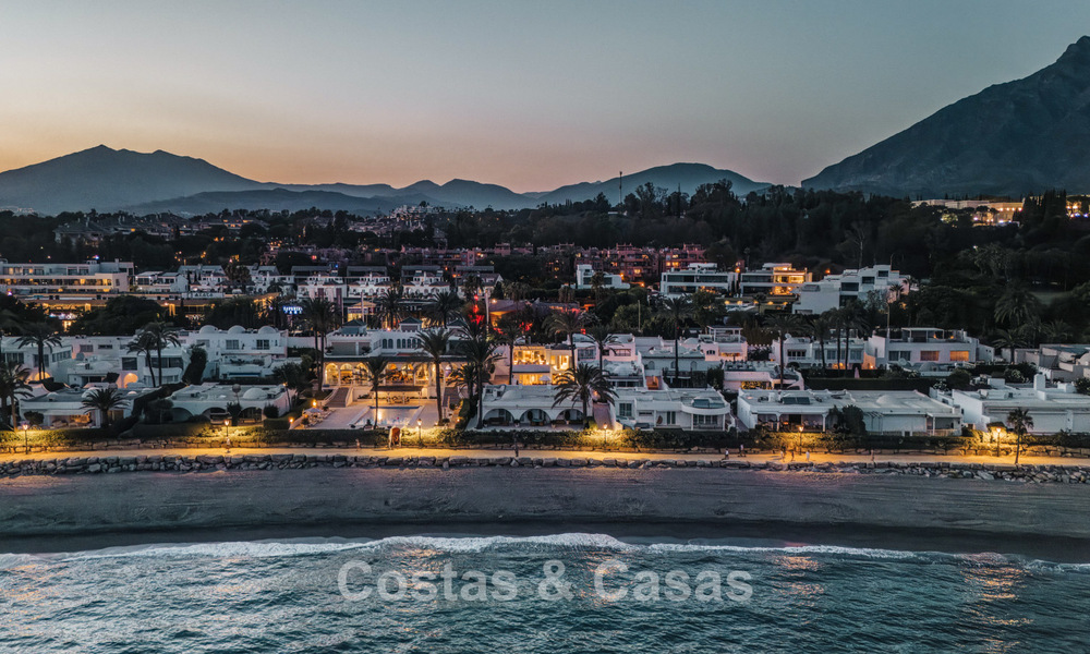 Lujosa propiedad en primera línea de playa con vistas al mar en venta, en la playa de la prestigiosa Milla de Oro de Marbella 785329