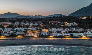 Lujosa propiedad en primera línea de playa con vistas al mar en venta, en la playa de la prestigiosa Milla de Oro de Marbella 785329 