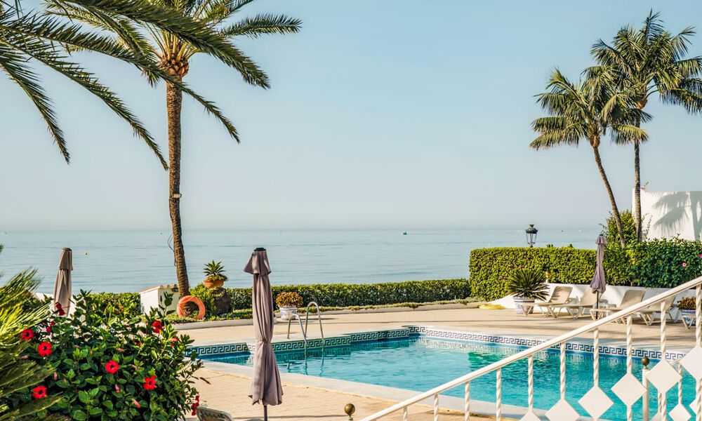 Lujosa propiedad en primera línea de playa con vistas al mar en venta, en la playa de la prestigiosa Milla de Oro de Marbella 785330