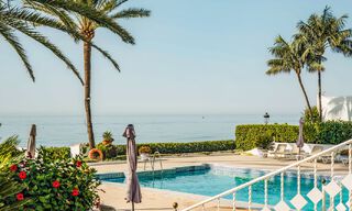 Lujosa propiedad en primera línea de playa con vistas al mar en venta, en la playa de la prestigiosa Milla de Oro de Marbella 785330 