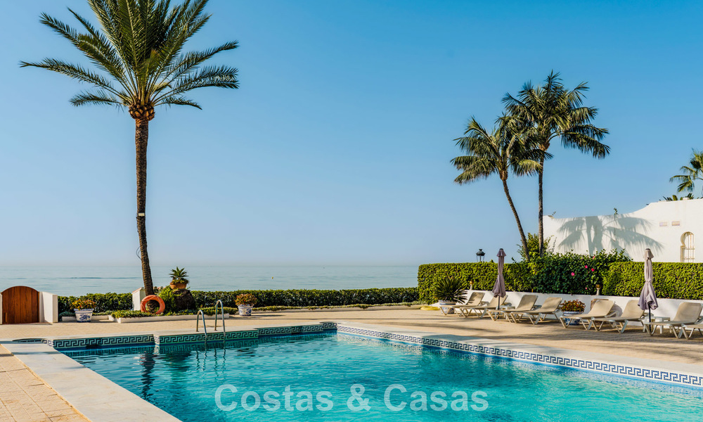 Lujosa propiedad en primera línea de playa con vistas al mar en venta, en la playa de la prestigiosa Milla de Oro de Marbella 785331