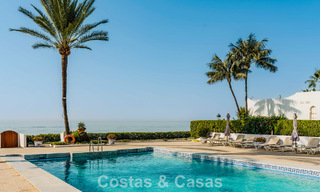 Lujosa propiedad en primera línea de playa con vistas al mar en venta, en la playa de la prestigiosa Milla de Oro de Marbella 785331 
