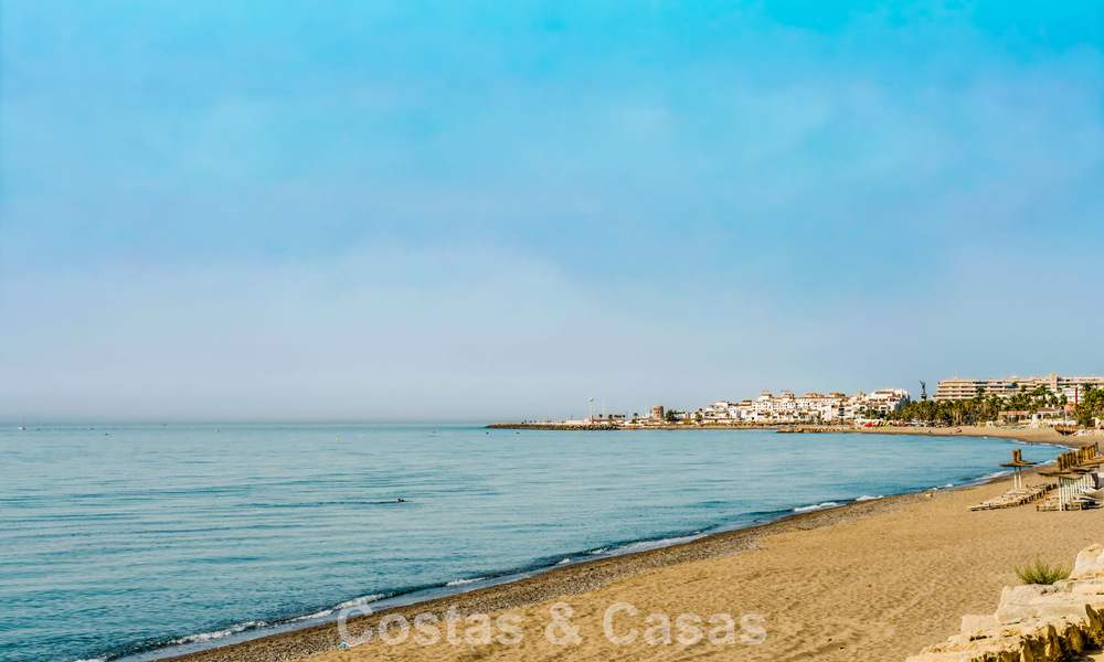 Lujosa propiedad en primera línea de playa con vistas al mar en venta, en la playa de la prestigiosa Milla de Oro de Marbella 785332