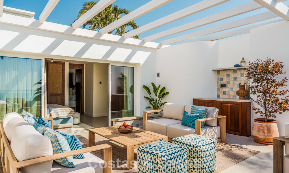 Lujosa propiedad en primera línea de playa con vistas al mar en venta, en la playa de la prestigiosa Milla de Oro de Marbella 785338