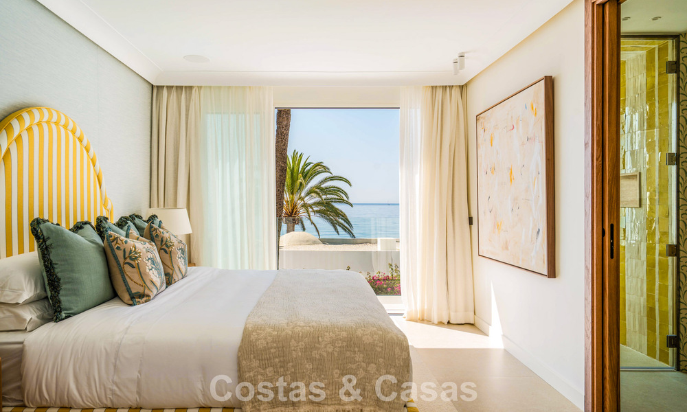 Lujosa propiedad en primera línea de playa con vistas al mar en venta, en la playa de la prestigiosa Milla de Oro de Marbella 785340