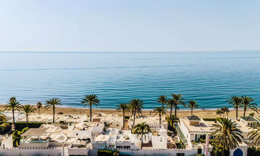 Lujosa propiedad en primera línea de playa con vistas al mar en venta, en la playa de la prestigiosa Milla de Oro de Marbella 785346