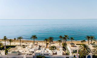 Lujosa propiedad en primera línea de playa con vistas al mar en venta, en la playa de la prestigiosa Milla de Oro de Marbella 785346 