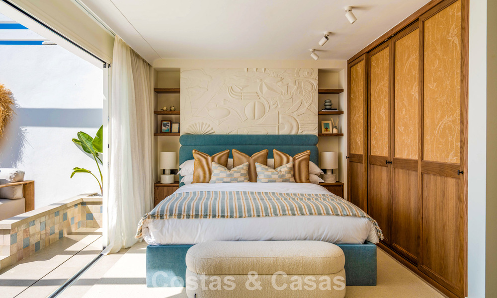 Lujosa propiedad en primera línea de playa con vistas al mar en venta, en la playa de la prestigiosa Milla de Oro de Marbella 785347
