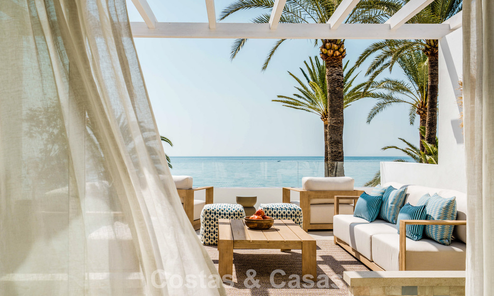 Lujosa propiedad en primera línea de playa con vistas al mar en venta, en la playa de la prestigiosa Milla de Oro de Marbella 785348